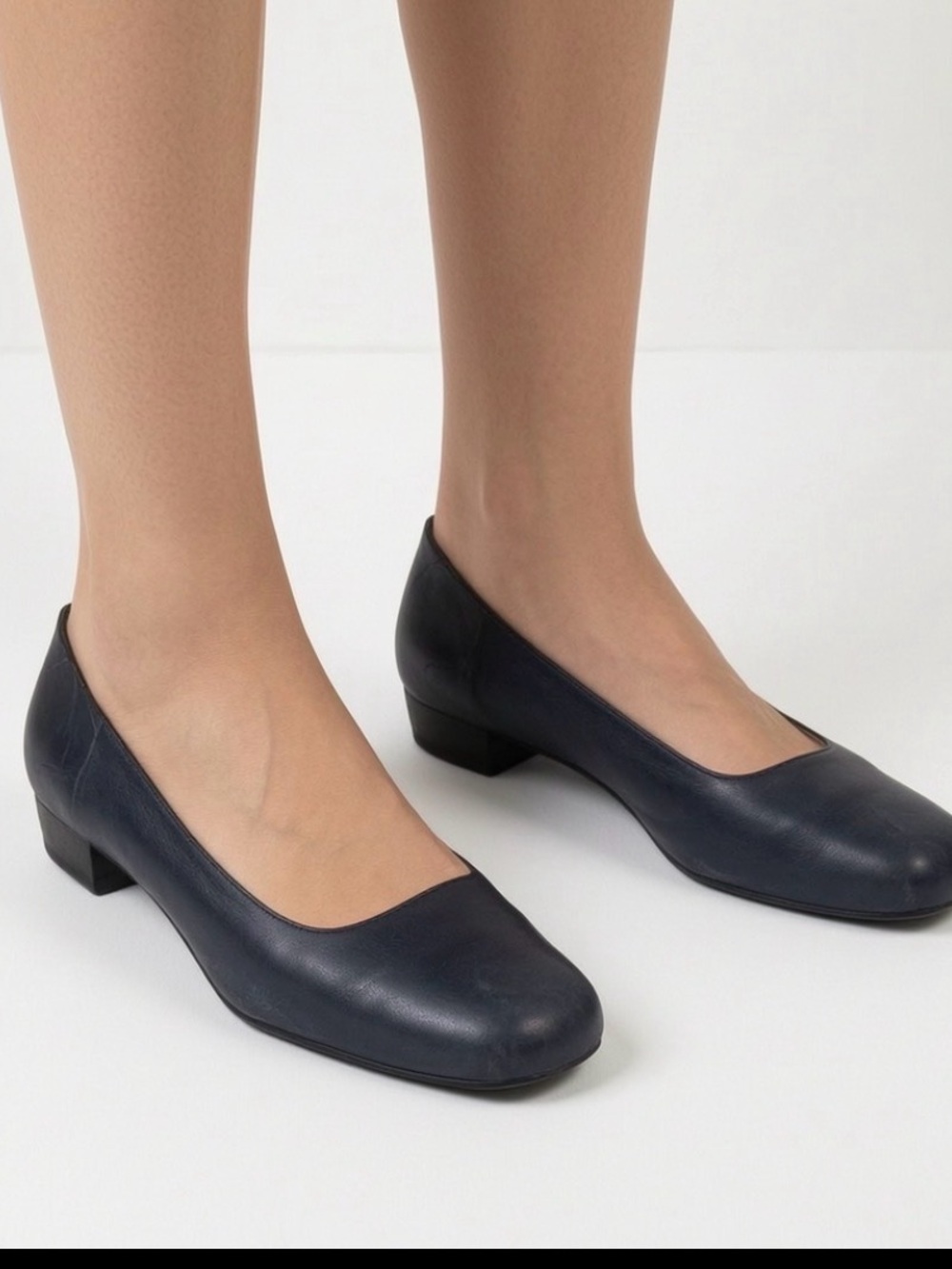 SALVATORE FERRAGAMO DEEP NAVY BLUE CLOSED TOE HEEL SZ 9
